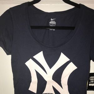 Low neck female yankee tee